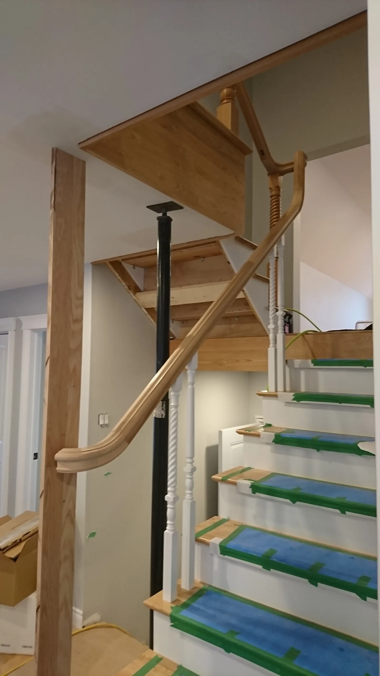 Escalier tournant en érable clair à main courante courbée — vue principale