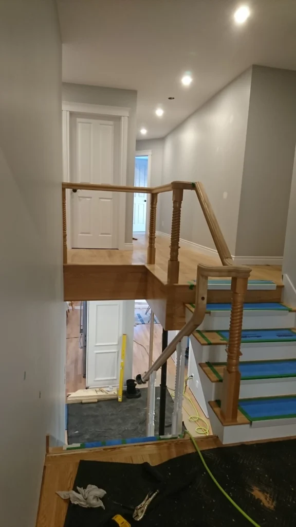 Escalier tournant en érable clair avec main courante de bois courbée — vue 2