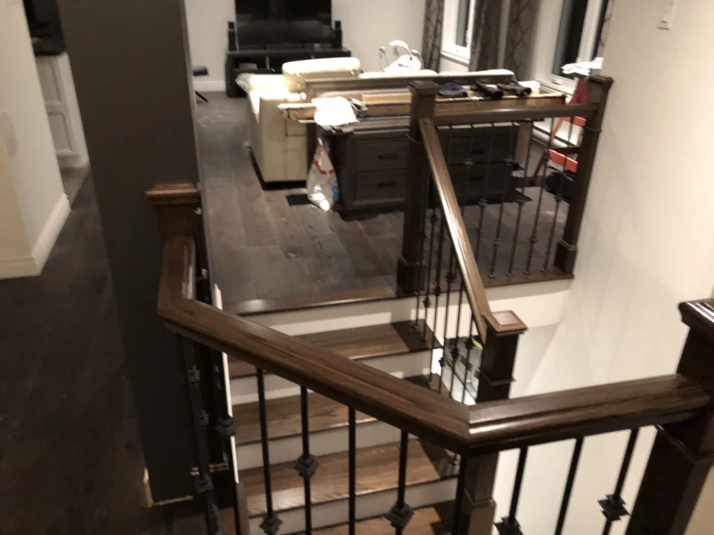 Escalier tournant en bois foncé avec barreaux de fer forgé — vue 7