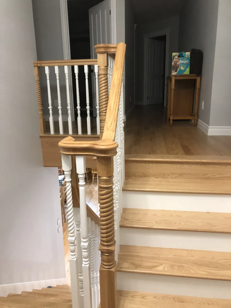 Escalier tournant en chêne naturel avec barreaux et poteaux tournés — vue 1