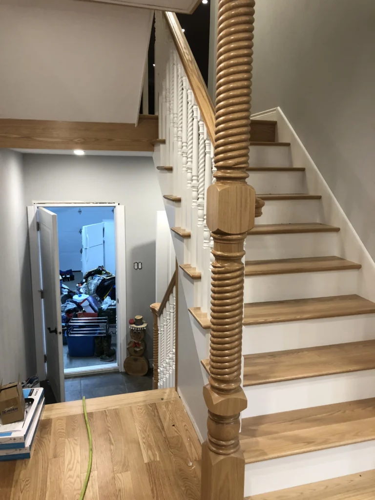 Escalier tournant en chêne naturel à barreaux et poteaux tournés