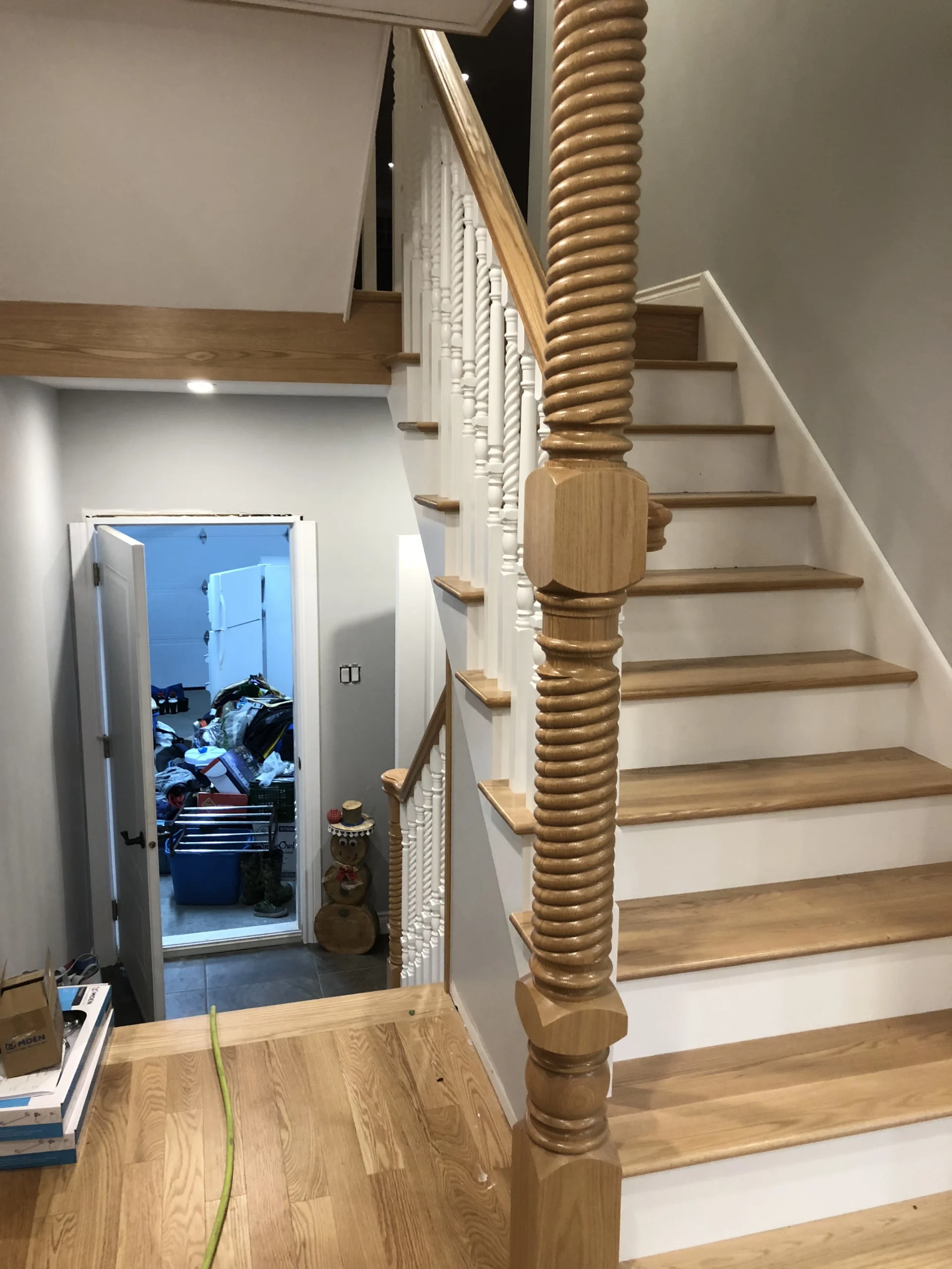 Escalier tournant en chêne naturel à barreaux et poteaux tournés — vue principale