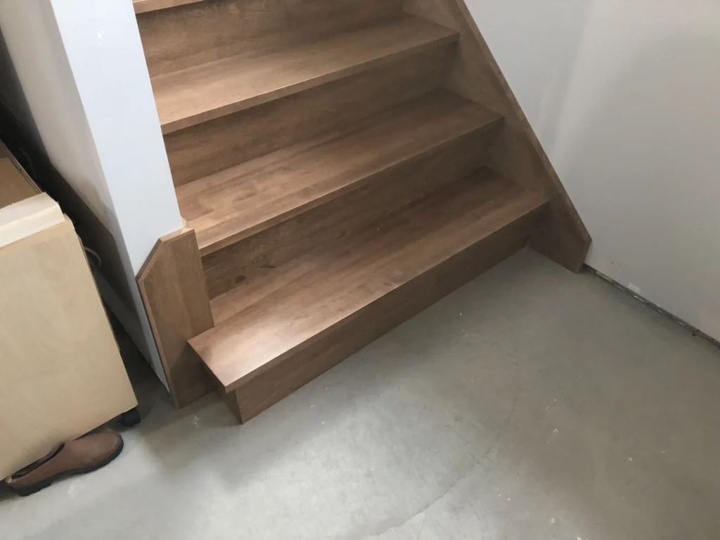 Escalier droit en bois au limon fermé