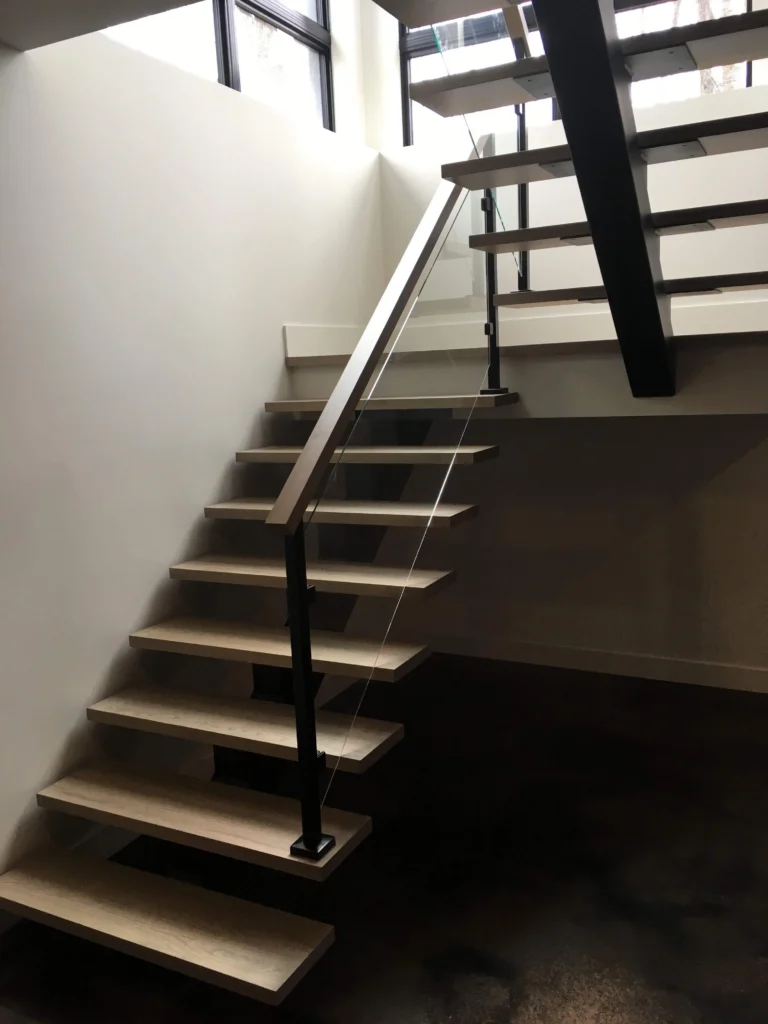 Escalier suspendu à contremarches ouvertes, acier et verre