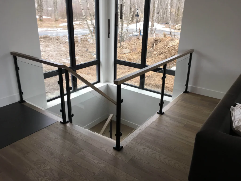 Escalier suspendu à contremarches ouvertes avec limons d'acier et garde-corps de verre — vue 4