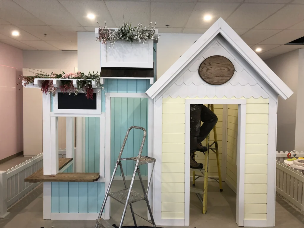 Cabane décorative sur mesure en bois peint