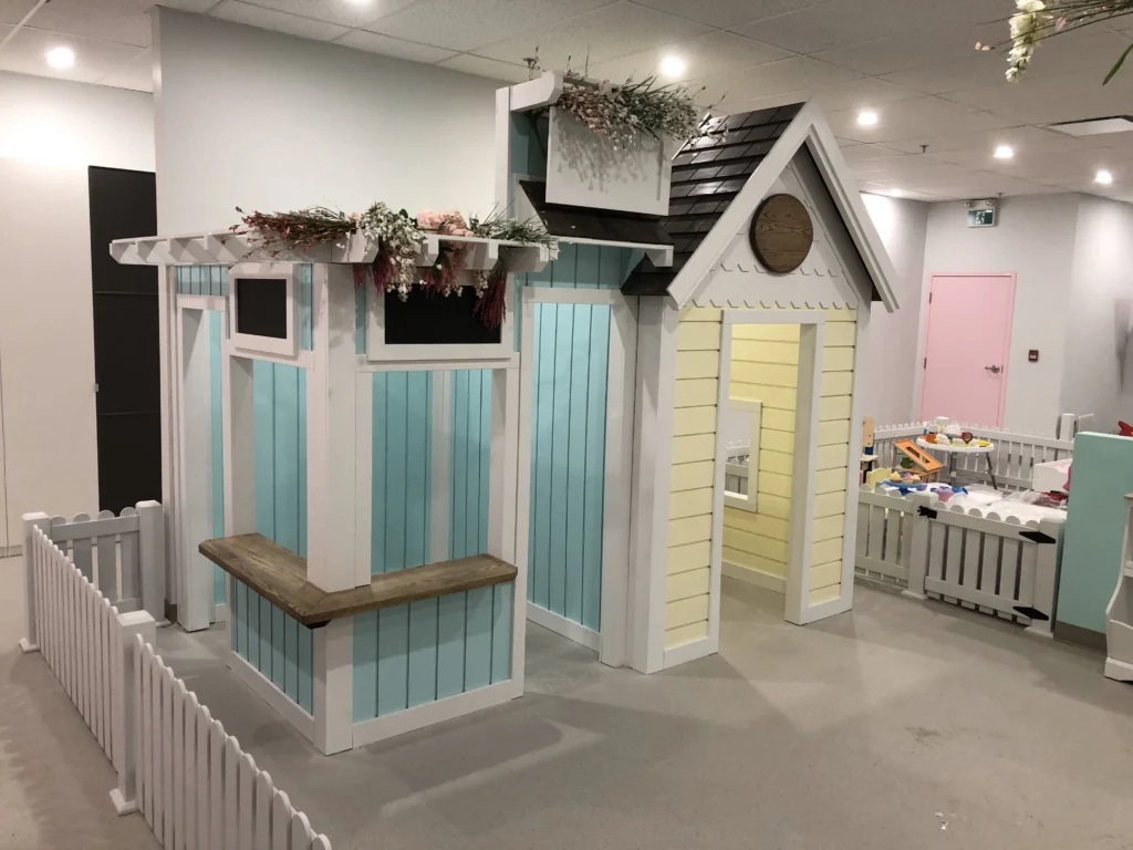 Kiosque et cabane de jeu sur mesure en bois peint pastel — vue 2