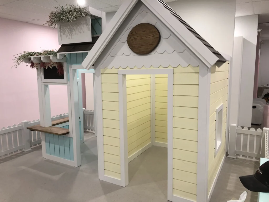 Kiosque et cabane de jeu sur mesure en bois peint pastel — vue 4
