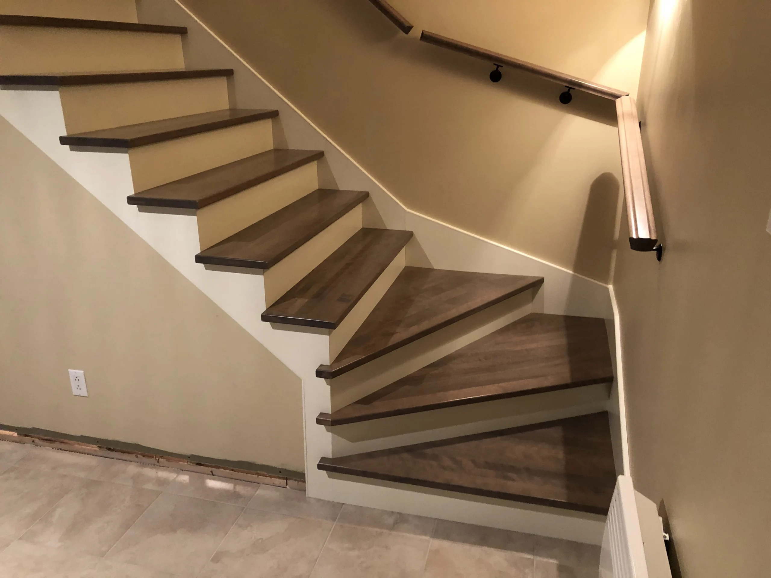Escalier tournant en bois gris-brun à main courante murale — vue principale