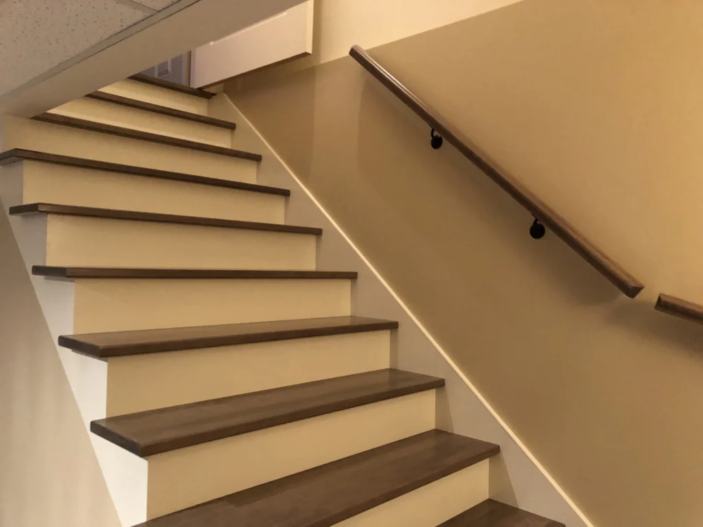 Escalier tournant en bois gris-brun avec main courante murale — vue 3