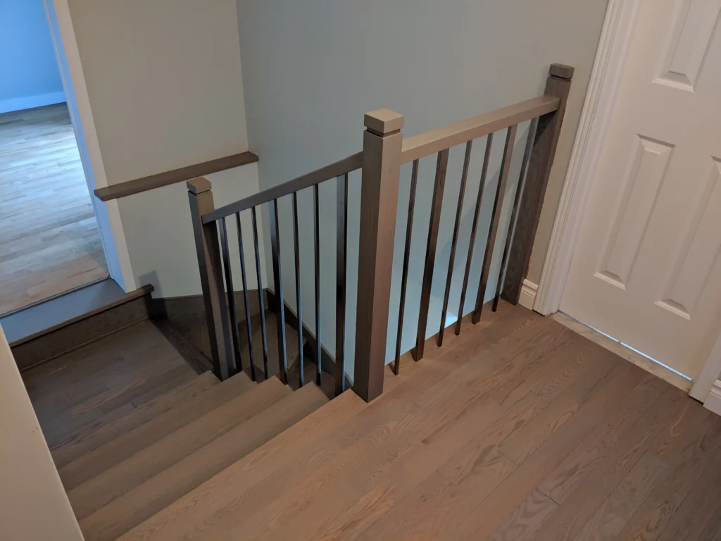 Escalier tournant en bois teinté gris avec barreaux de métal noir — vue 2