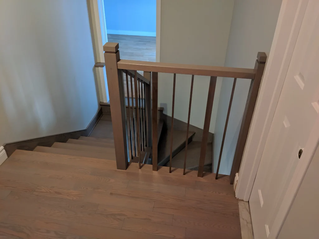 Escalier tournant en bois teinté gris avec barreaux de métal noir — vue 3