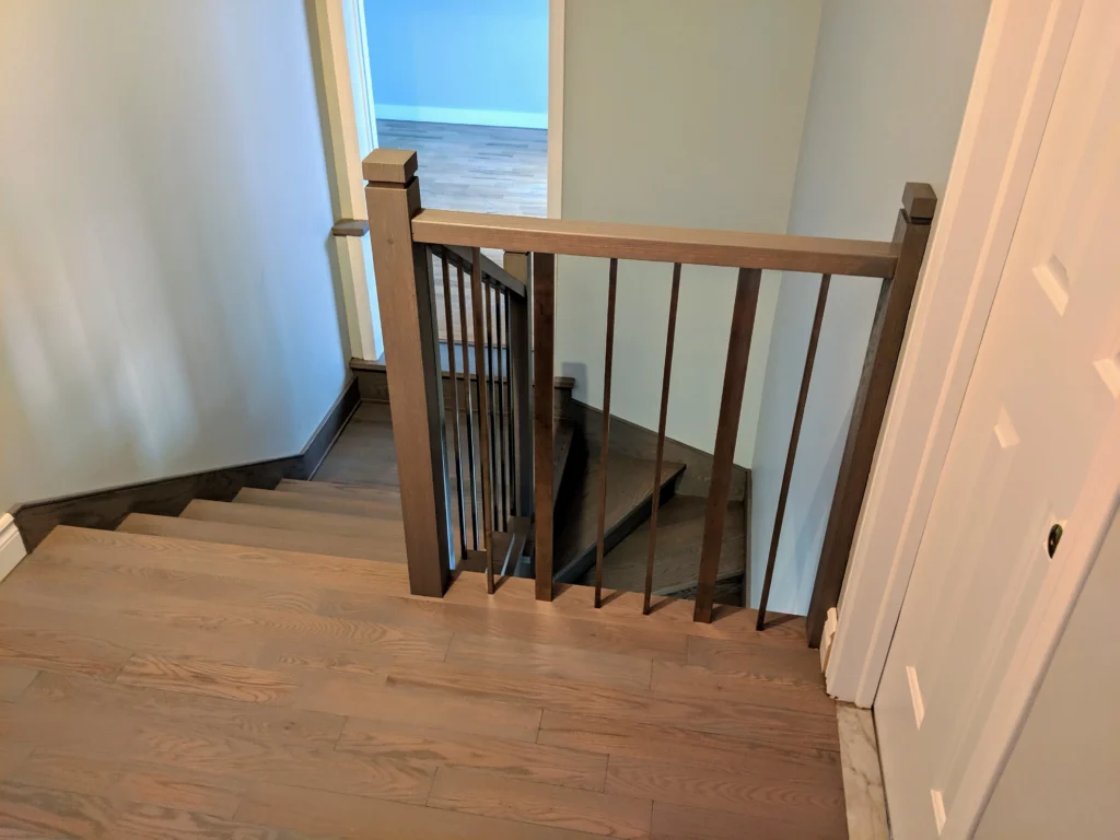 Escalier tournant en bois teinté gris avec barreaux de métal noir — vue 4