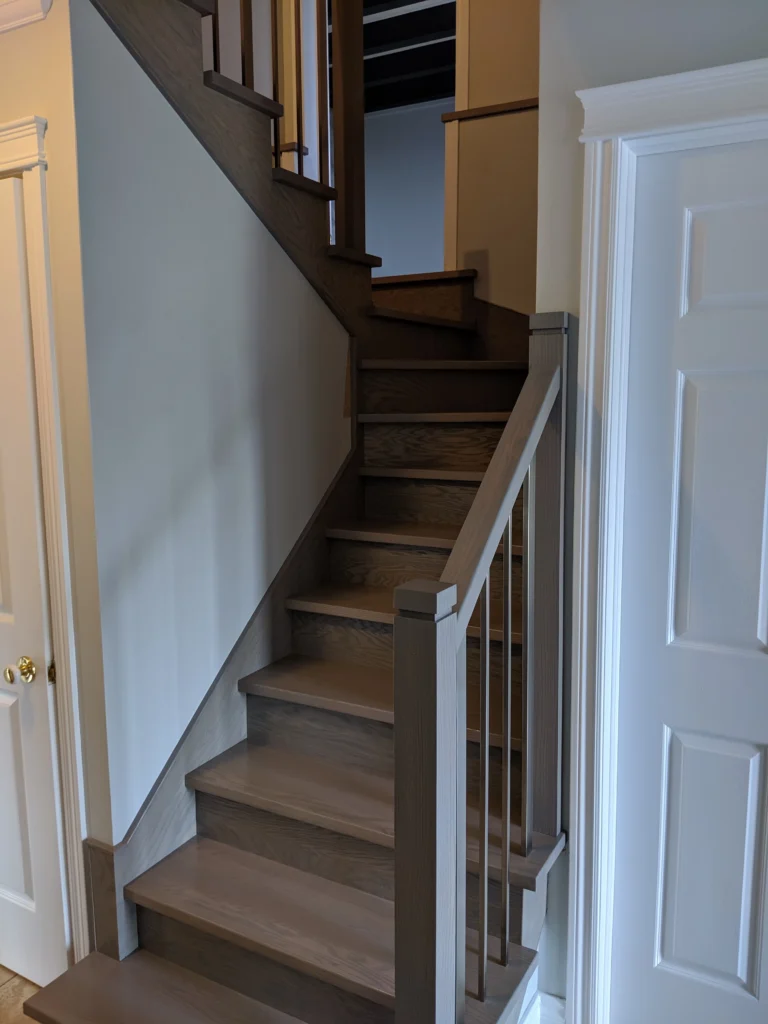 Escalier tournant en bois teinté gris-brun avec barreaux carrés — vue 2