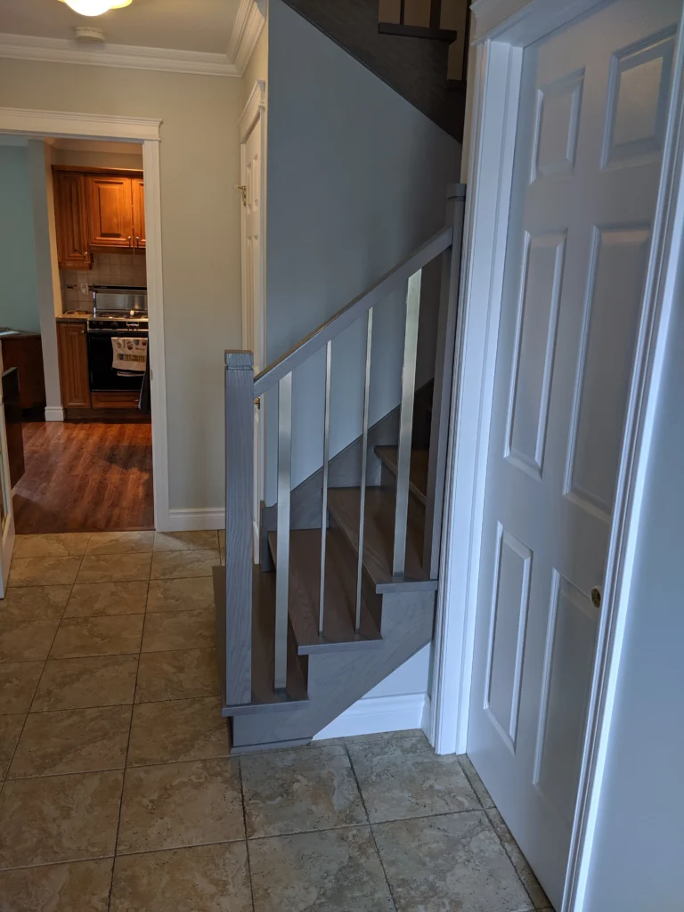 Escalier tournant en bois teinté gris-brun avec barreaux carrés — vue 3