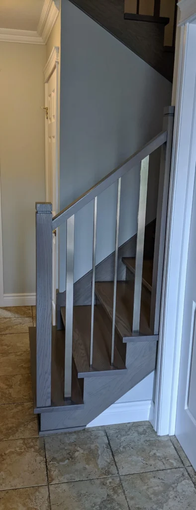 Escalier tournant en bois teinté gris-brun avec barreaux carrés — vue 4