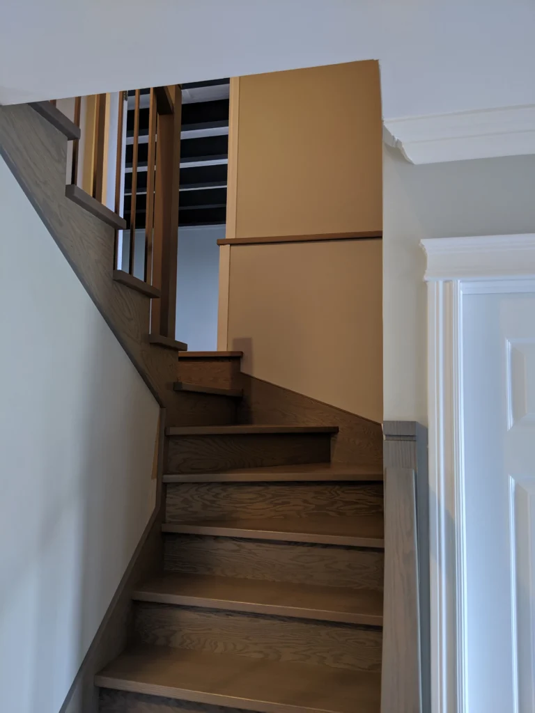 Escalier tournant en bois teinté gris-brun avec barreaux carrés — vue 5