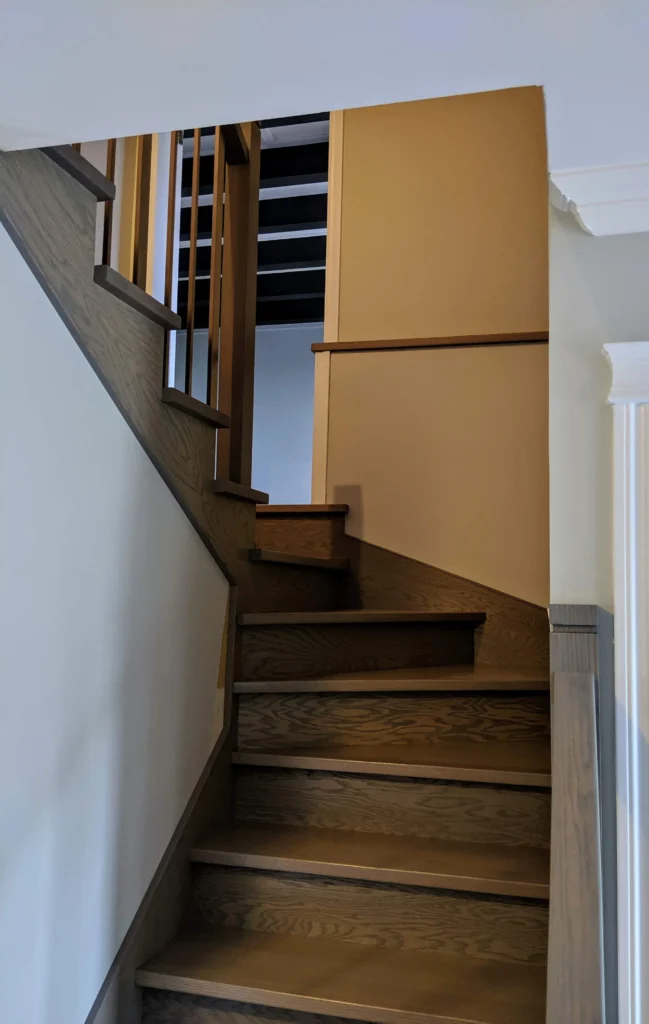 Escalier tournant en bois teinté gris-brun avec barreaux carrés — vue 6