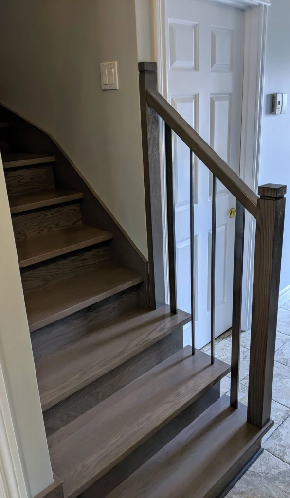 Escalier tournant en bois teinté gris-brun avec barreaux carrés — vue 7