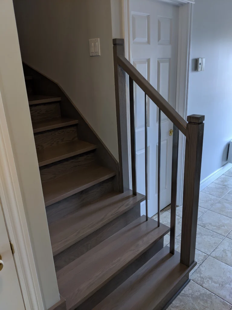 Escalier tournant en bois teinté gris-brun avec barreaux carrés — vue 8