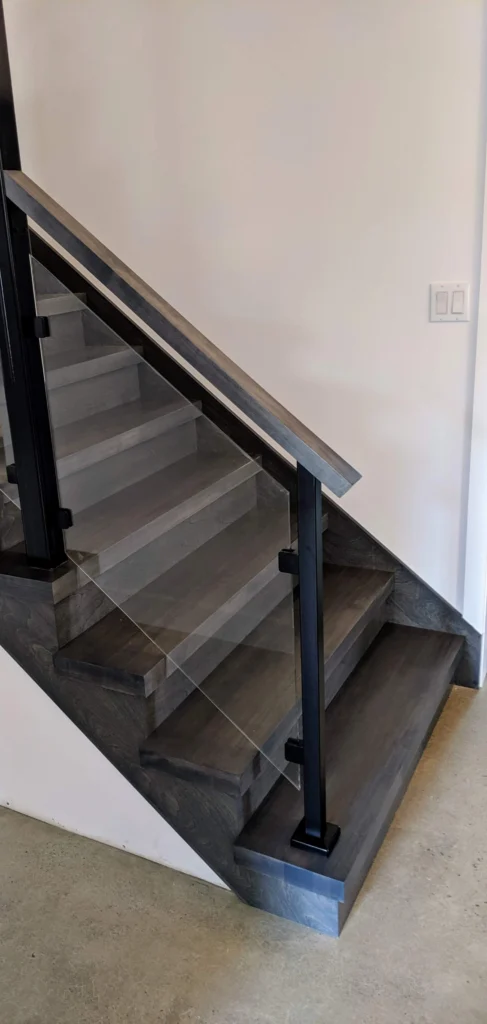 Escalier tournant gris-brun à garde-corps de verre et structure d'acier à Longueuil (vue 3)