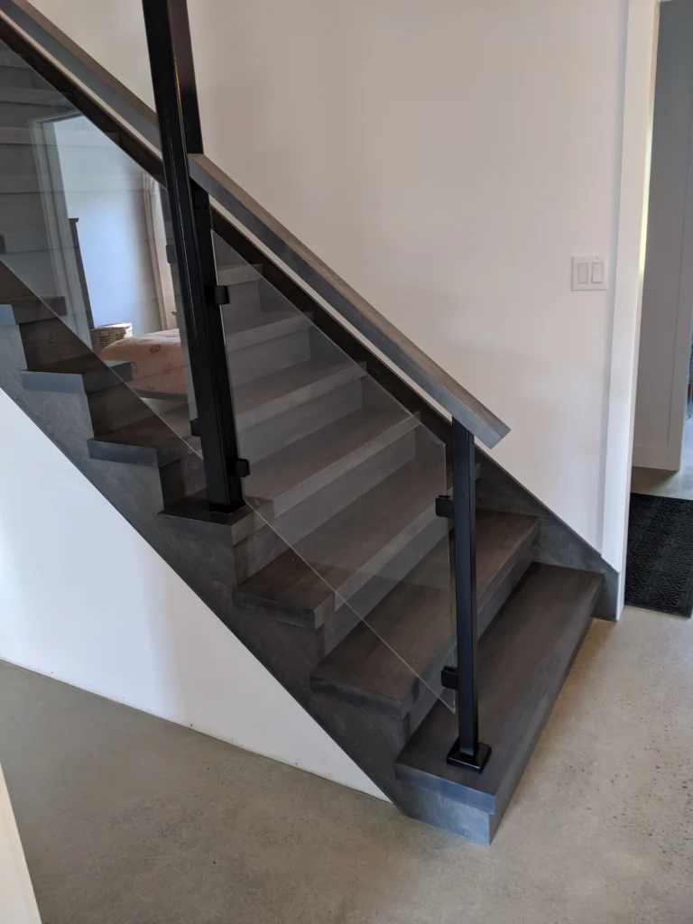 Escalier tournant gris-brun à garde-corps de verre et structure d'acier à Longueuil (vue 4)