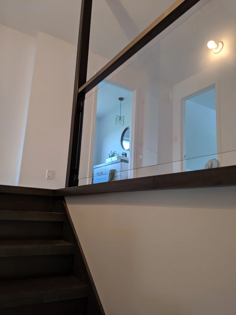 Escalier tournant gris-brun à garde-corps de verre et structure d'acier à Longueuil (vue 10)