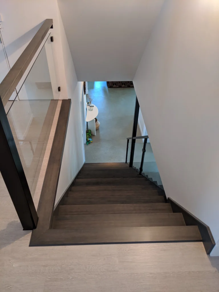 Escalier tournant gris-brun à garde-corps de verre et structure d'acier à Longueuil (vue 12)