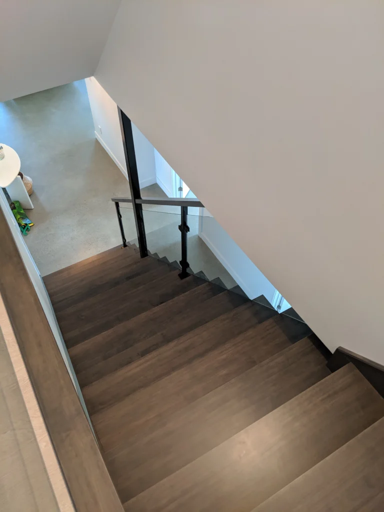 Escalier tournant gris-brun à garde-corps de verre et structure d'acier à Longueuil (vue 13)