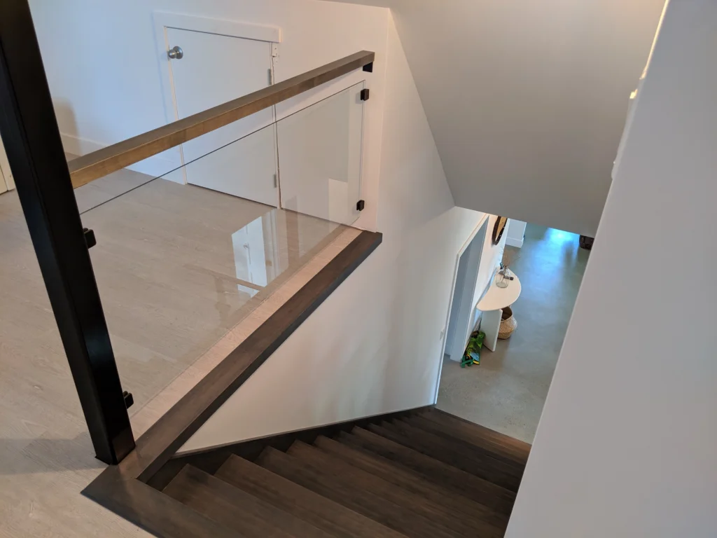 Escalier tournant gris-brun à garde-corps de verre et structure d'acier à Longueuil (vue 14)