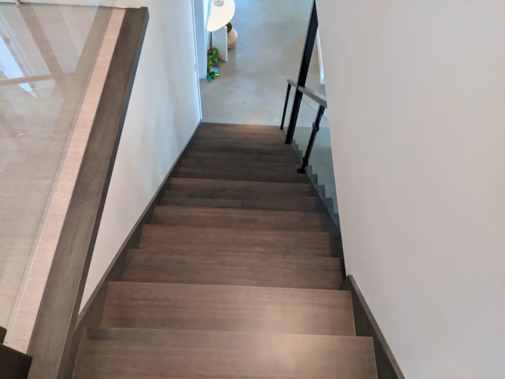 Escalier tournant gris-brun à garde-corps de verre et structure d'acier à Longueuil (vue 15)