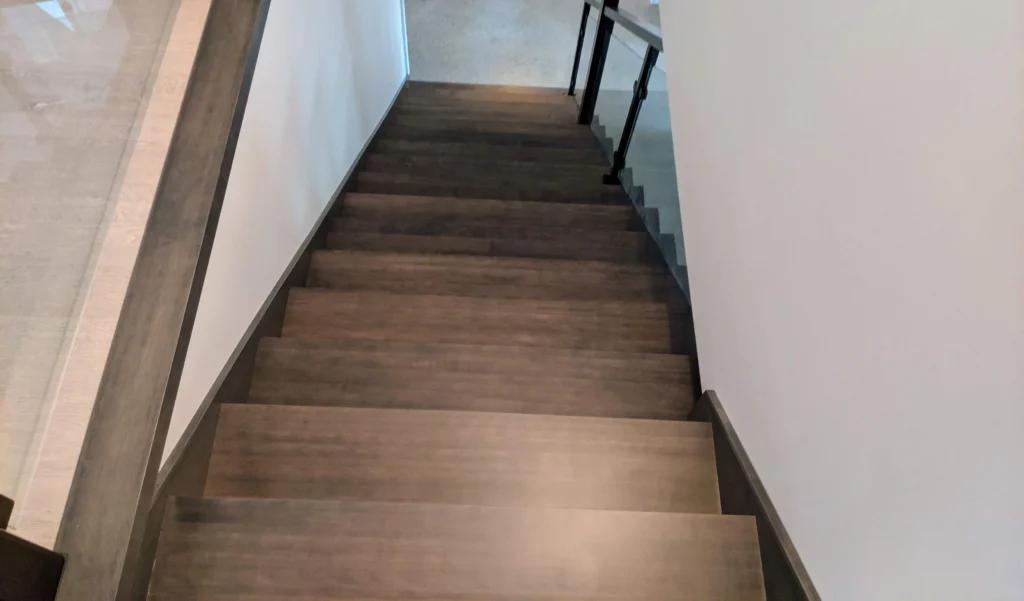 Escalier tournant gris-brun à garde-corps de verre et structure d'acier à Longueuil (vue 16)