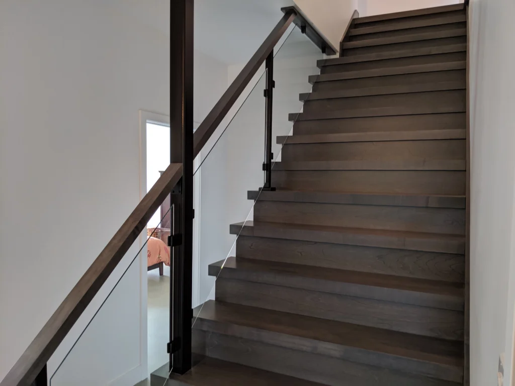 Escalier tournant gris-brun à garde-corps de verre et structure d'acier à Longueuil (vue 17)