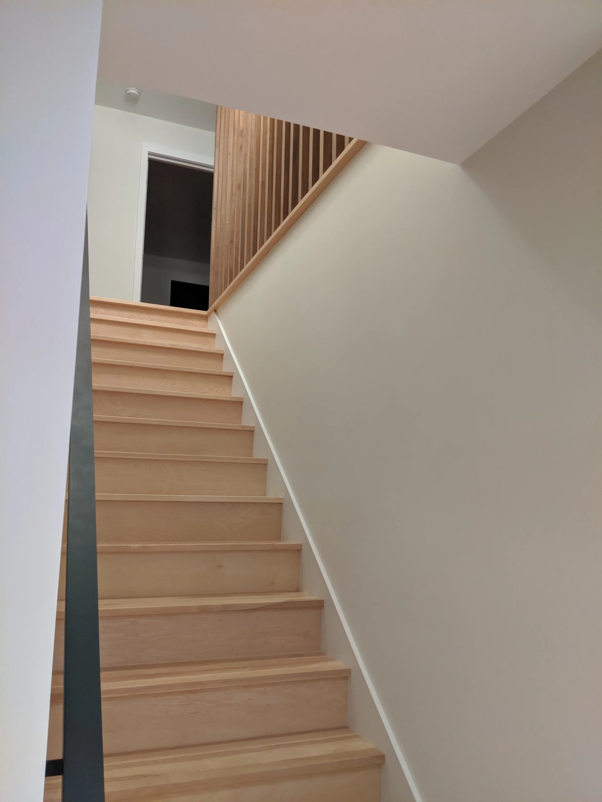 Escalier droit de bois clair à main courante murale de métal noir — vue principale