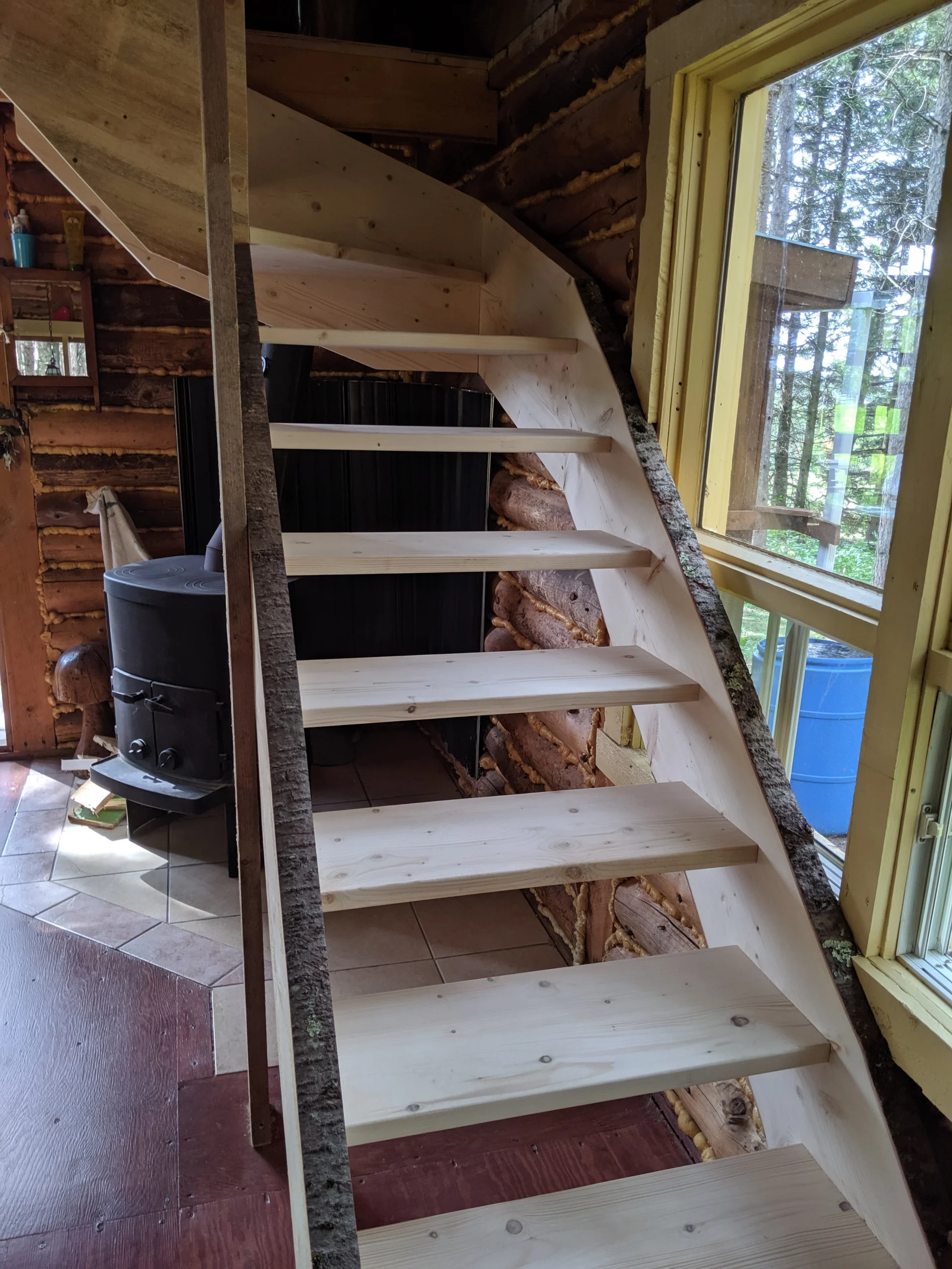 Escalier droit de pin à contremarches ouvertes et limons à arête naturelle — vue principale