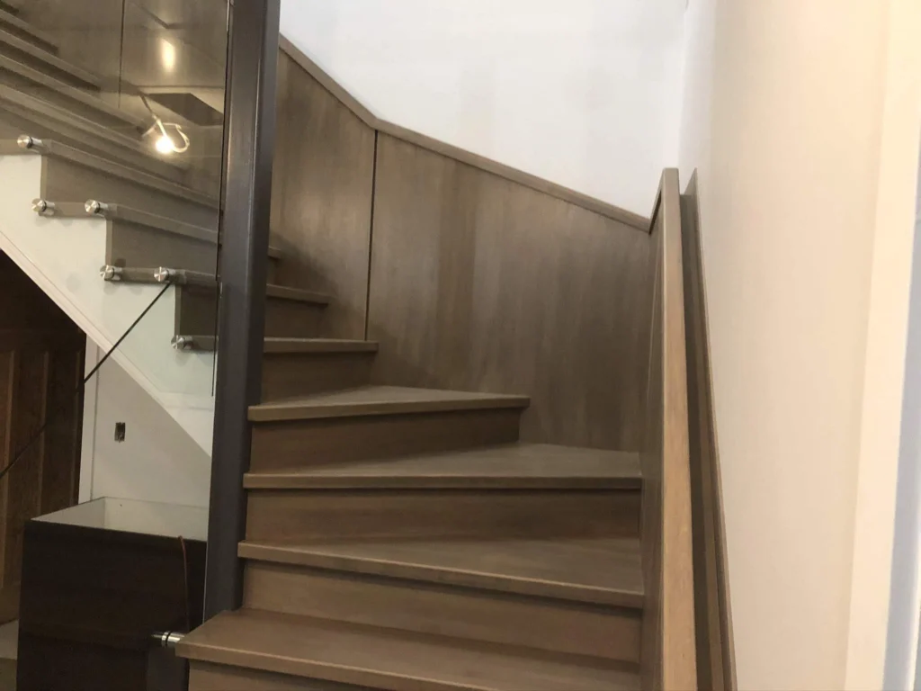 Escalier tournant gris-brun à garde-corps de verre sur pinces d'acier à Beloeil (vue 3)