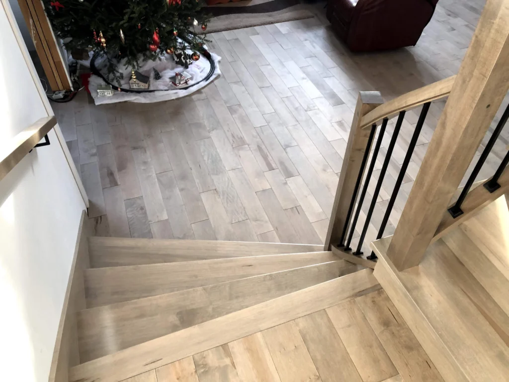 Escalier tournant de bois blond-gris à barreaux de métal noir à Chambly (vue 4)