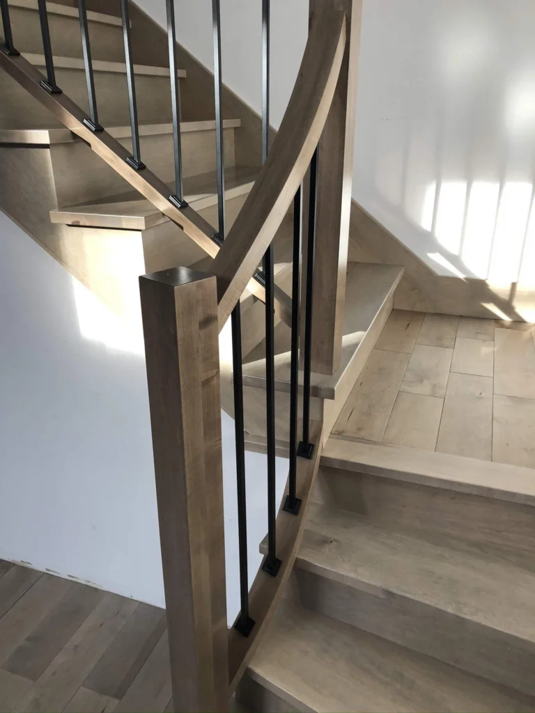 Escalier tournant de bois blond-gris à barreaux de métal noir à Chambly (vue 7)