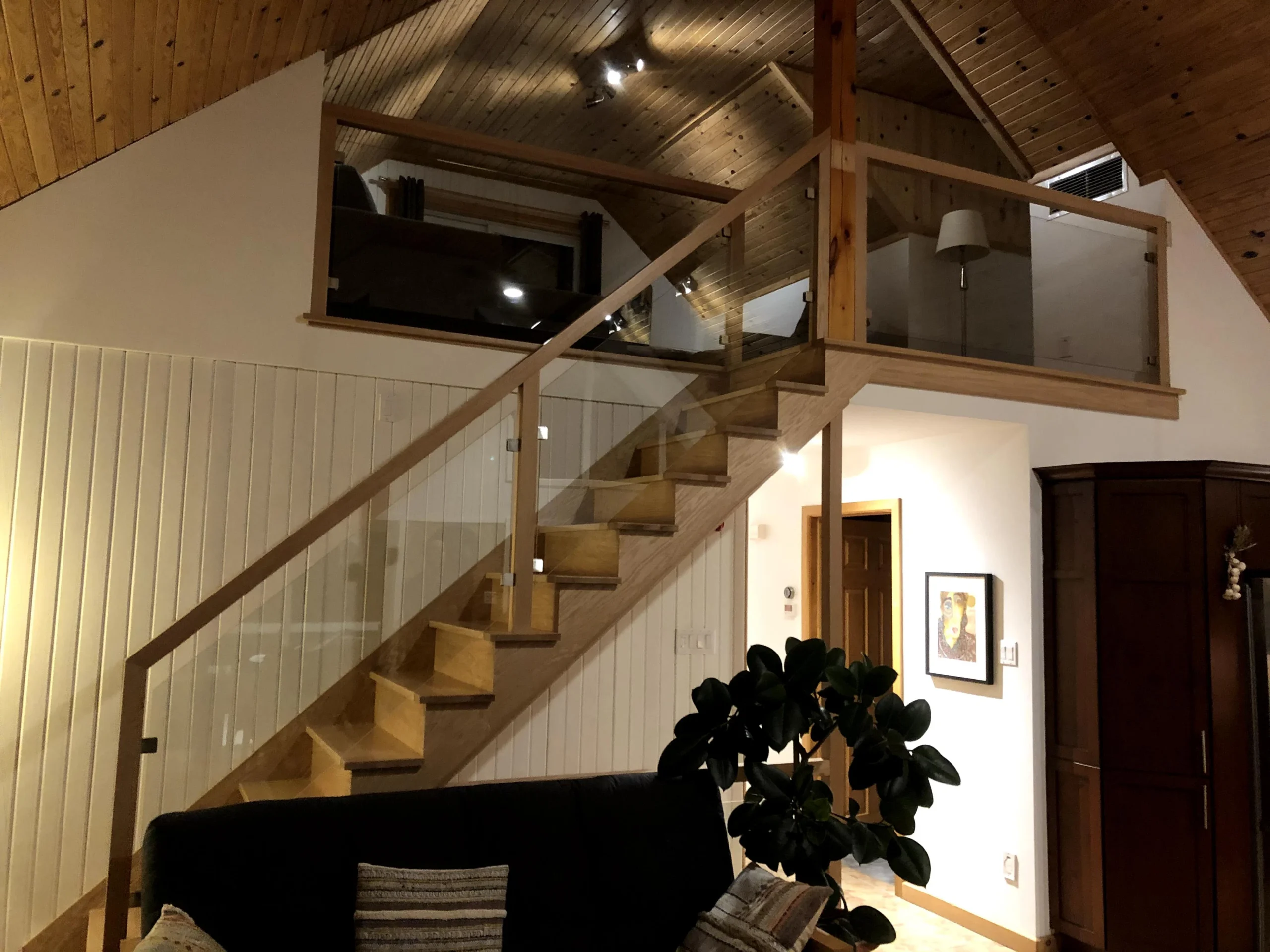 Escalier droit de bois clair à garde-corps de verre vers une mezzanine — vue principale