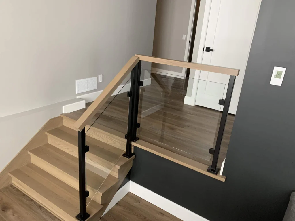Escalier suspendu à marches de bois clair et garde-corps de verre à Magog (vue 2)
