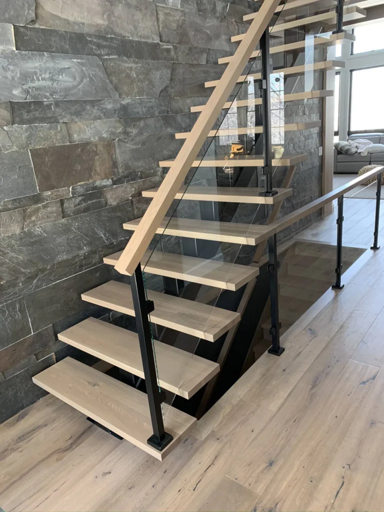 Escalier suspendu à marches de bois clair et garde-corps de verre à Magog (vue 3)