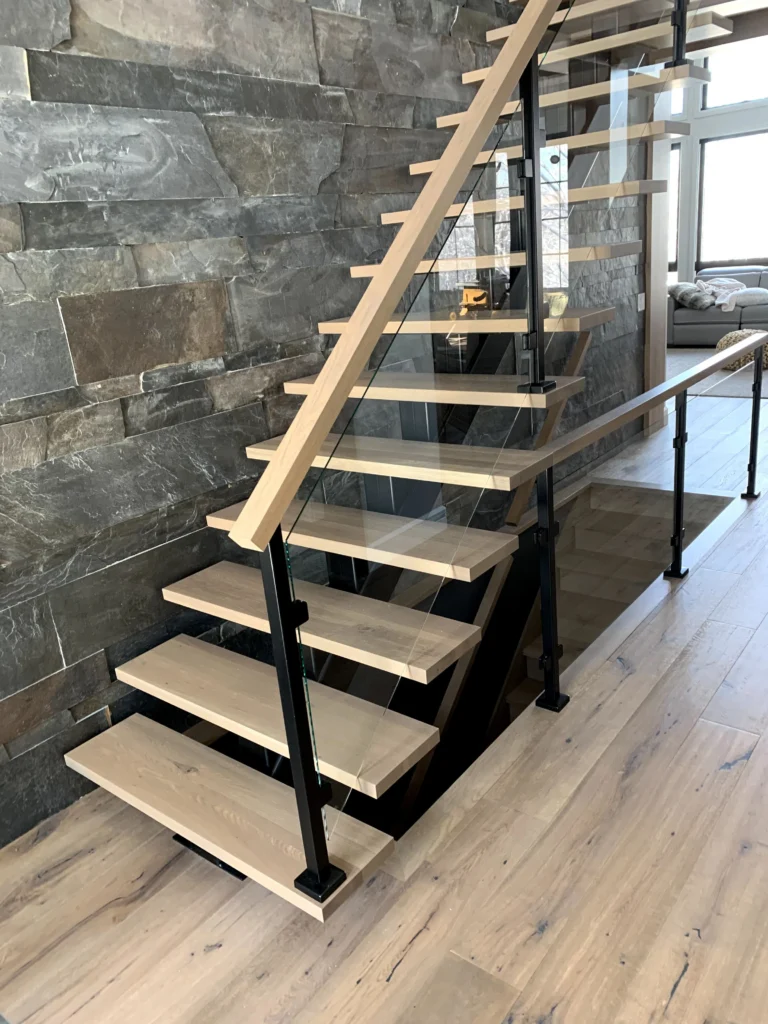 Escalier suspendu à marches de bois clair et garde-corps de verre à Magog (vue 4)