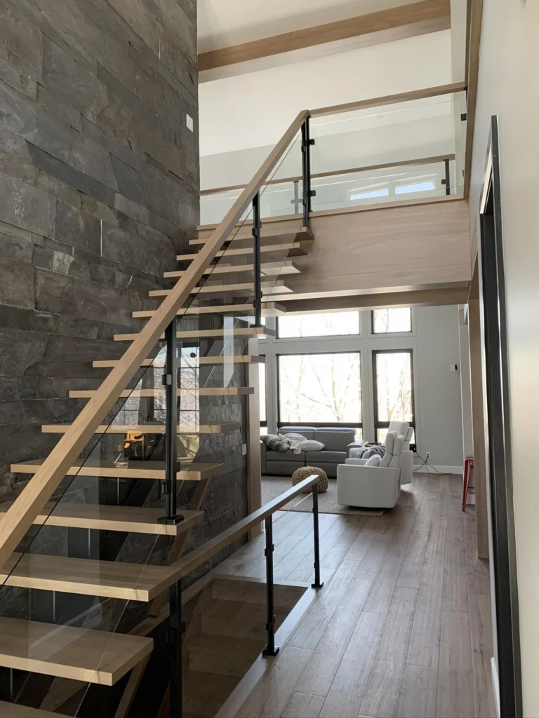 Escalier suspendu à marches de bois clair et garde-corps de verre à Magog (vue 5)