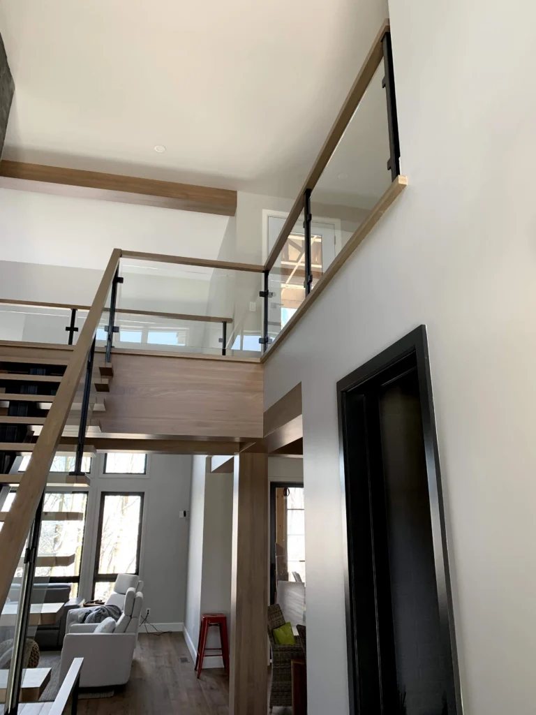 Escalier suspendu à marches de bois clair et garde-corps de verre à Magog (vue 7)