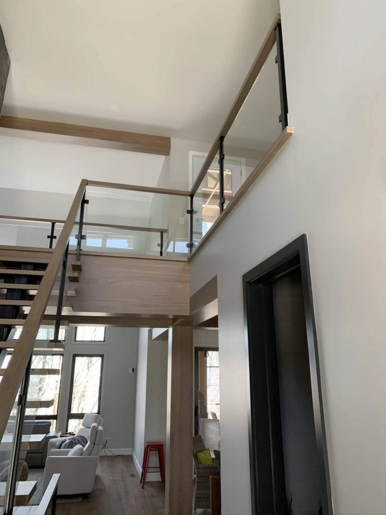 Escalier suspendu à marches de bois clair et garde-corps de verre à Magog (vue 8)