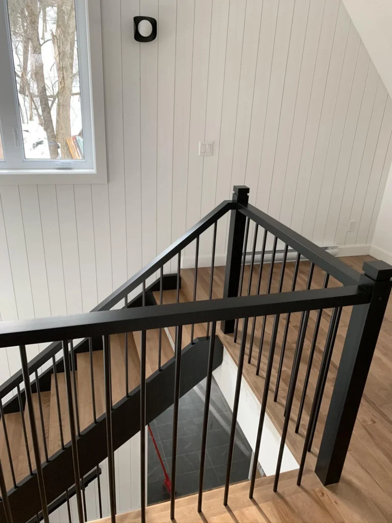 Escalier tournant de bois franc blond à garde-corps de métal noir à Granby (vue 7)