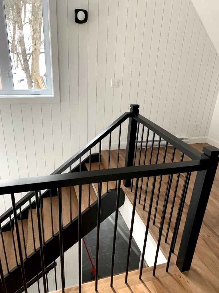 Escalier tournant de bois franc blond à garde-corps de métal noir à Granby (vue 8)