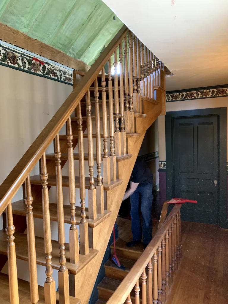 Escalier tournant de bois franc à barreaux tournés et contremarches ouvertes à Longueuil (vue 2)