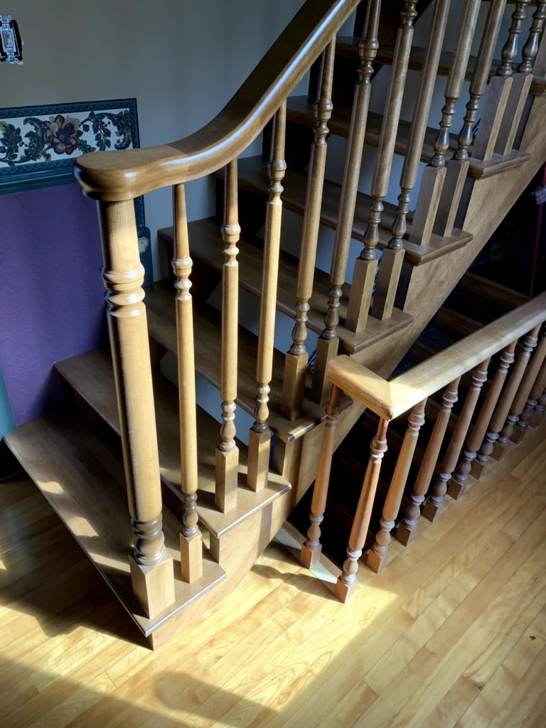 Escalier tournant de bois franc à barreaux tournés et contremarches ouvertes à Longueuil (vue 3)