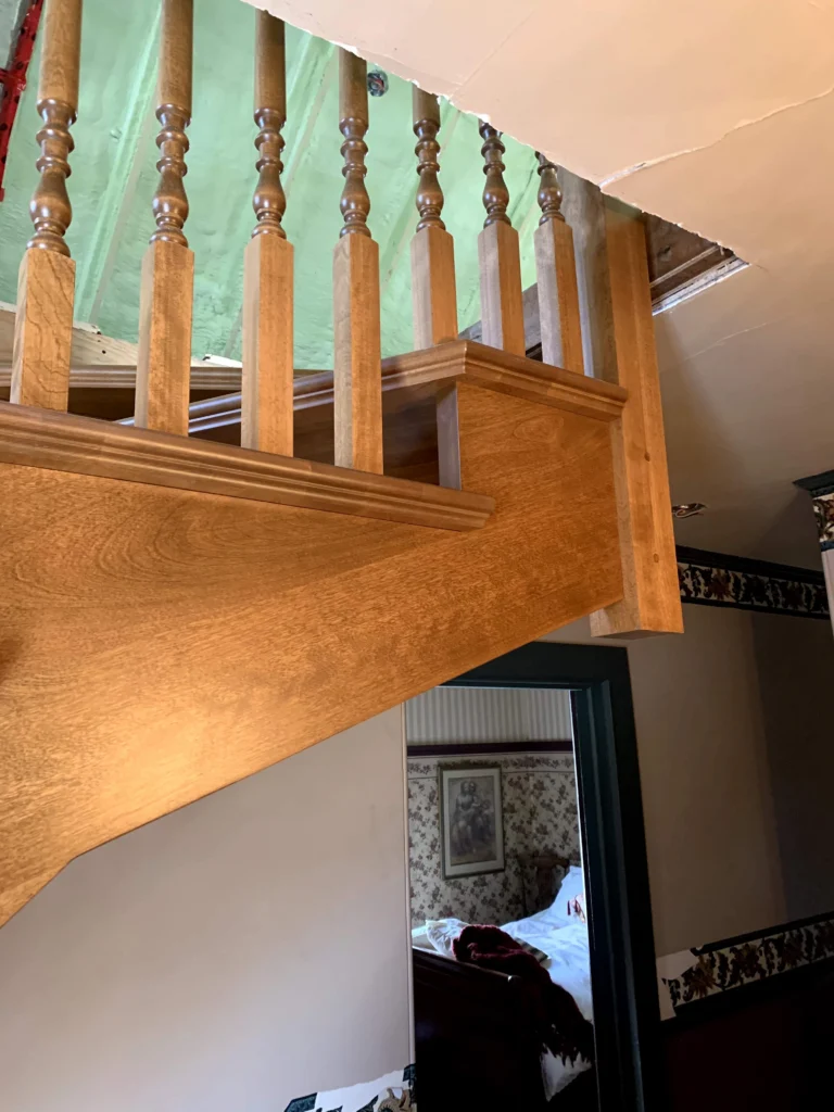 Escalier tournant de bois franc à barreaux tournés et contremarches ouvertes à Longueuil (vue 4)